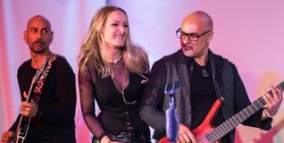 Die Band Breaze sorgt bei der Grand Opening Party im Pavillon für die Musik.